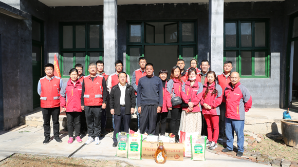 潍坊福彩销售员志愿服务队开展重阳节走访慰问活动