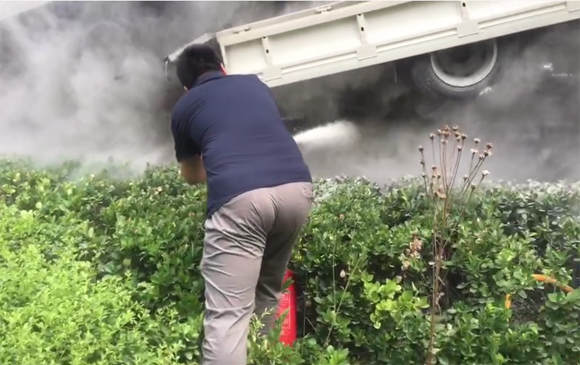 潍坊福彩管理员勇于担当 协助火警为自燃车辆灭火