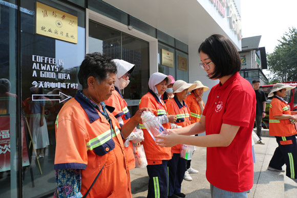 潍坊福彩组织开展关爱环卫工人志愿服务活动